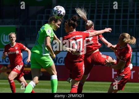 Wolfratshausen, Germany. 09th May, 2021. Football, Women: Bundesliga, VfL Wolfsburg - FC Bayern Munich, matchday 20 at AOK Stadion. Wolfsburg's Dominique Janssen (l) plays against Munich's Marina Hegering. Credit: Swen Pförtner/dpa - IMPORTANT NOTE: In accordance with the regulations of the DFL Deutsche Fußball Liga and/or the DFB Deutscher Fußball-Bund, it is prohibited to use or have used photographs taken in the stadium and/or of the match in the form of sequence pictures and/or video-like photo series./dpa/Alamy Live News Stock Photo