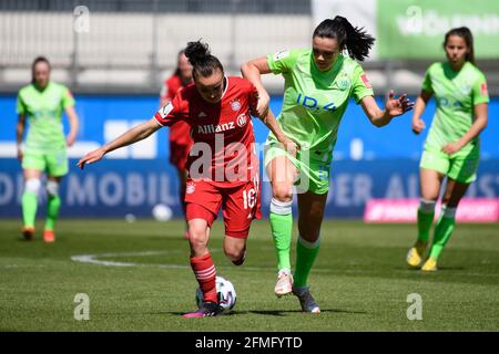Wolfratshausen, Germany. 09th May, 2021. Football, Women: Bundesliga, VfL Wolfsburg - FC Bayern Munich, matchday 20 at AOK Stadion. Munich's Lina Magull (l) plays against Wolfsburg's Ingrid Syrstad Engen. Credit: Swen Pförtner/dpa - IMPORTANT NOTE: In accordance with the regulations of the DFL Deutsche Fußball Liga and/or the DFB Deutscher Fußball-Bund, it is prohibited to use or have used photographs taken in the stadium and/or of the match in the form of sequence pictures and/or video-like photo series./dpa/Alamy Live News Stock Photo