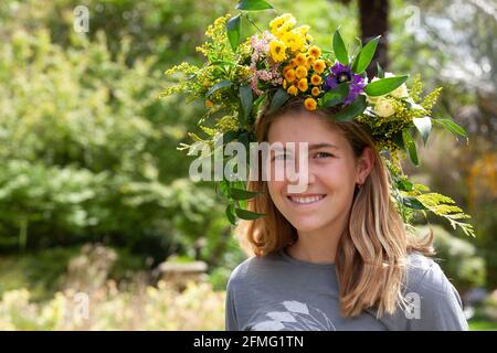 London, UK, 9 May 2021: Gema, age 13, makes a flower crown to celebrate Garden Day. This event was at Chelsea Physic Garden and led by florist Fran Bailey of The Fresh Flower company. Anna Watson/Alamy Live News Stock Photo