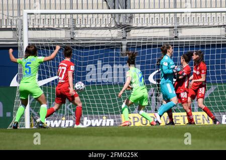Wolfratshausen, Germany. 09th May, 2021. Football, Women: Bundesliga, VfL Wolfsburg - FC Bayern Munich, Matchday 20 at AOK Stadion. Wolfsburg's Ewa Pajor (centre) heads the ball into the goal for 1:1. Credit: Swen Pförtner/dpa - IMPORTANT NOTE: In accordance with the regulations of the DFL Deutsche Fußball Liga and/or the DFB Deutscher Fußball-Bund, it is prohibited to use or have used photographs taken in the stadium and/or of the match in the form of sequence pictures and/or video-like photo series./dpa/Alamy Live News Stock Photo
