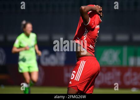 Wolfratshausen, Germany. 09th May, 2021. Football, Women: Bundesliga, VfL Wolfsburg - FC Bayern Munich, Matchday 20 at AOK Stadion. Munich's Lineth Beerensteyn pulls the jersey over her head. Credit: Swen Pförtner/dpa - IMPORTANT NOTE: In accordance with the regulations of the DFL Deutsche Fußball Liga and/or the DFB Deutscher Fußball-Bund, it is prohibited to use or have used photographs taken in the stadium and/or of the match in the form of sequence pictures and/or video-like photo series./dpa/Alamy Live News Stock Photo