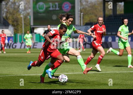 Wolfratshausen, Germany. 09th May, 2021. Football, Women: Bundesliga, VfL Wolfsburg - FC Bayern Munich, matchday 20 at AOK Stadion. Munich's Lineth Beerensteyn (l) plays against Wolfsburg's Dominique Janssen. Credit: Swen Pförtner/dpa - IMPORTANT NOTE: In accordance with the regulations of the DFL Deutsche Fußball Liga and/or the DFB Deutscher Fußball-Bund, it is prohibited to use or have used photographs taken in the stadium and/or of the match in the form of sequence pictures and/or video-like photo series./dpa/Alamy Live News Stock Photo