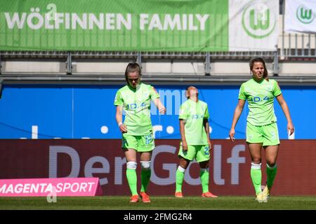 Wolfratshausen, Germany. 09th May, 2021. Football, Women: Bundesliga, VfL Wolfsburg - FC Bayern Munich, matchday 20 at AOK Stadion. Wolfsburg's players stand on the field after the final whistle. Credit: Swen Pförtner/dpa - IMPORTANT NOTE: In accordance with the regulations of the DFL Deutsche Fußball Liga and/or the DFB Deutscher Fußball-Bund, it is prohibited to use or have used photographs taken in the stadium and/or of the match in the form of sequence pictures and/or video-like photo series./dpa/Alamy Live News Stock Photo