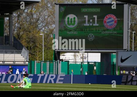 Wolfratshausen, Germany. 09th May, 2021. Football, Women: Bundesliga, VfL Wolfsburg - FC Bayern Munich, matchday 20 at AOK Stadion. Wolfsburg's Sara Doorsoun sits below the scoreboard with the score 1:1 on the field after the final whistle. Credit: Swen Pförtner/dpa - IMPORTANT NOTE: In accordance with the regulations of the DFL Deutsche Fußball Liga and/or the DFB Deutscher Fußball-Bund, it is prohibited to use or have used photographs taken in the stadium and/or of the match in the form of sequence pictures and/or video-like photo series./dpa/Alamy Live News Stock Photo
