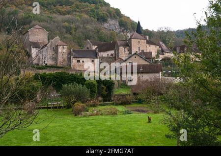 Village of Baume les Messieurs with its famous Benedictine abbey and old stone houses, Jura (39), Bourgogne-Franche-Comte, France. Nestled in the Cirq Stock Photo