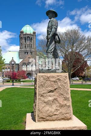 World War One Doughboy Memorial Statue on Taunton Green, Taunton, Massachusetts, USA with the Bristol County Superior Court in the background Stock Photo