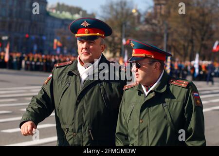 St. Petersburg, Russia. 09th May, 2021. A solemn military parade in St. Petersburg to mark the 76th anniversary of the Victory in the Great Patriotic War. Palace Square. Soldiers of the Russian army on the palace Square. Credit: SOPA Images Limited/Alamy Live News Stock Photo