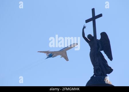 St. Petersburg, Russia. 09th May, 2021. Military aircraft Tu-134 over the Palace Square at the Pillar of Alexandria.A solemn military parade in St. Petersburg to mark the 76th anniversary of the Victory in the Great Patriotic War. Credit: SOPA Images Limited/Alamy Live News Stock Photo