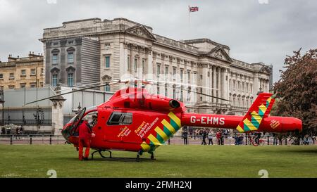 London's Air Ambulance G-EHMS landed on the green space by Buckingham Palace in response to an incident near the area. Stock Photo