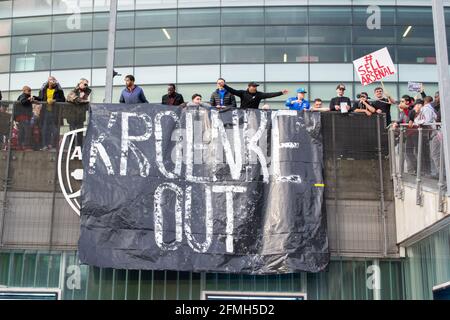 London, England. 9th May 2021. Arsenal fans protesting against Stan Kroenke, outside Emirates stadium Credit: Jessica Girvan/Alamy Live News Stock Photo