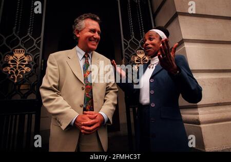 Cheryl Carolus  South African High Commissioner Aug 1999   greeting Peter Hain  FORMER ANTI APARTHIED CAMPAIGNER NOW FOREIGN OFFICE MINISTER, OUTSIDE THE SOUTH AFRICAN EMBASSY,SCENE OF MANY PROTESTS Stock Photo