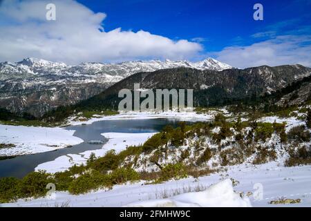 The beautiful lake and its reflection at Sela Pass in Arunachal Pradesh ...