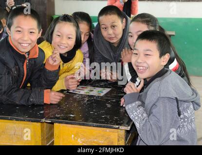 Students at Lixian school playing a game of body parts Bingo at Lixian school in rural Hebei, China. Stock Photo