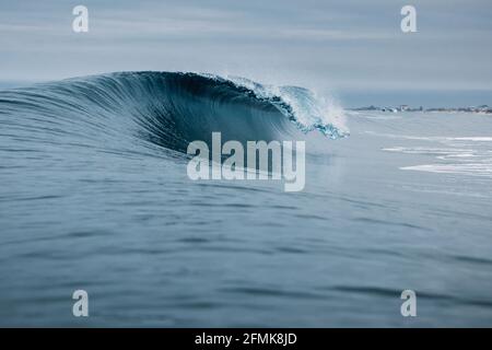 Glassy ocean wave. Perfect swell for surfing in Hawaii Stock Photo