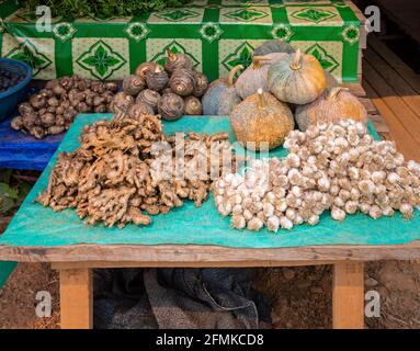 Squash, garlic, ginger and root vegetables in a typical roadside food stall in Pong Song, Ban Keng Kang, near Vang Vieng, Vientiane Province, Laos Stock Photo