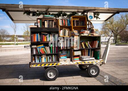 outdoor library in the Neuland Park, book trolley, Leverkusen, North Rhine-Westphalia, Germany.  Freiluft-Bibliothek im Neuland-Park in Leverkusen, Bu Stock Photo