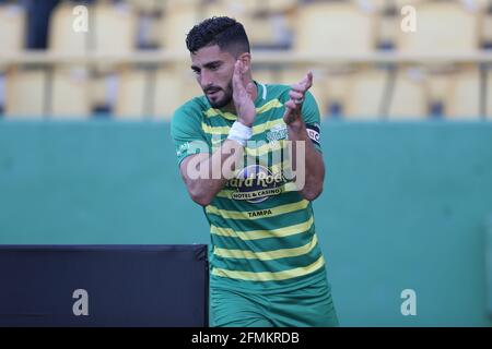 St. Petersburg, United States. 08th Apr, 2022. St. Petersburg, FL: Tampa  Bay Rowdies forward Felix Schröter (10) dribbles the ball up the pitch  during a USL soccer game against Miami FC, Saturday