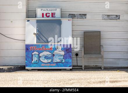 ice machine at a gas station in homestead florida city usa Stock Photo ...