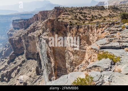 Rims of Wadi Ghul canyon in Hajar Mountains, Oman Stock Photo