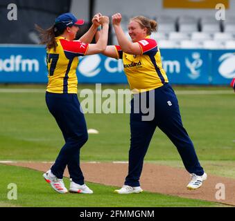 CHELMSFORD, United Kingdom, MAY 09: Essex Women's Katie Midwood celebrates LBW on Grace Gibbs of Kent Women with Essex Women's Catherine Dalton  durin Stock Photo