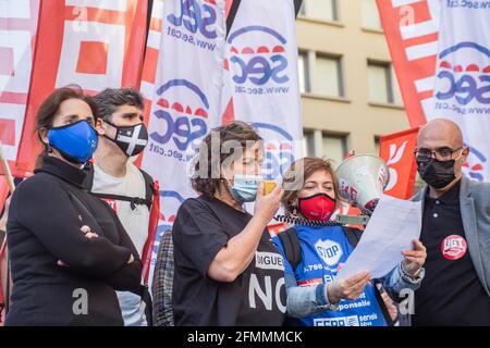 Barcelona, Catalonia, Spain. 10th May, 2021. Protesters are seen reading manifesto.Some 1,500 workers of the Spanish bank BBVA have been summoned by the banking unions of Catalonia in front of a bank headquarters in Barcelona against the Employment Regulation File (ERE) that affects the dismissal of almost 3,800 employees. Credit: Thiago Prudencio/DAX/ZUMA Wire/Alamy Live News Stock Photo