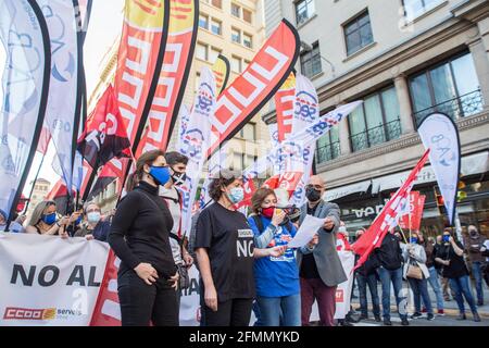 Barcelona, Spain. 10th May, 2021. Protesters are seen reading a manifesto during the demonstration.Some 1,500 workers of the Spanish bank BBVA have been summoned by the banking unions of Catalonia in front of a bank headquarters in Barcelona against the Employment Regulation File (ERE) that affects the dismissal of almost 3,800 employees. Credit: SOPA Images Limited/Alamy Live News Stock Photo