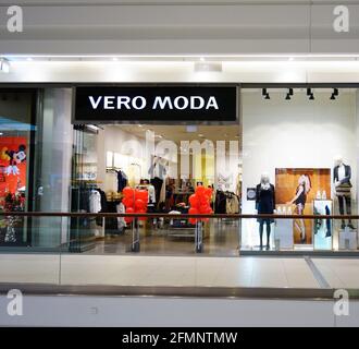 kaptajn baggrund sød smag POZNAN, POLAND - Apr 07, 2016: Entrance to a Vero Moda store in the Galeria  Malta shopping mall Stock Photo - Alamy