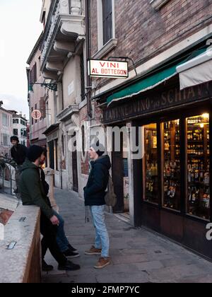 External view of a typical venetian osteria (Bacaro) called 'Al Botegon', Cantine del Vino Già Schiavi, where are usually served the 'cicchetti', smal Stock Photo