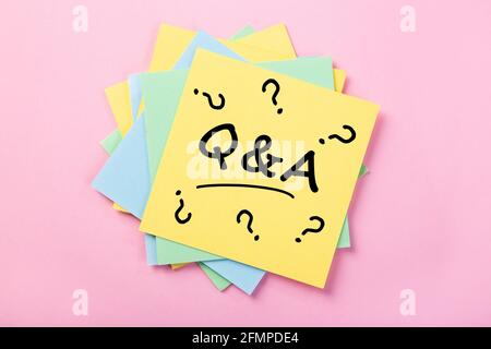 Sticky note on pink background, Question And Answer Stock Photo