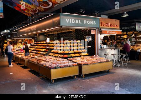 Barcelona, Spain, May 11, 2021 General picture of daily life returning to the streets of the city of Barcelona is seen on May 11, 2021 in Mercat de La Boqueria, Barcelona, Spain. Spanish government relaxes itÕs pandemic measures after months long lockdown and opens up slowly to it's visitors and tourists while the local economy and small businesses are open for business again. South Europe's Spain and Italy were both affected hard by the Covid-19 pandemic and while the vaccination continues Spain is getting ready for itÕs summer season vital for itÕs economy. Foto: Siu Wu Stock Photo