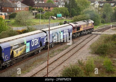 Class 66 diesel locomotive 66092 with train of loaded coal wagons ...