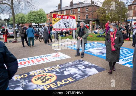 Sheffield, UK: 1st May 2021 : People reading miners’ strike protest banners as the crowd gathers at the International Day of Workers and Kill the Bill Stock Photo