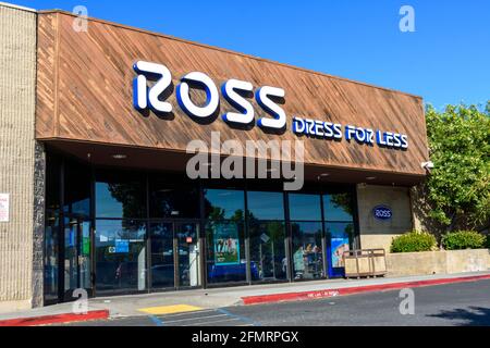 Ross Dress For Less sign above the storefront of discount department chain store - San Jose, California, USA - 2021 Stock Photo