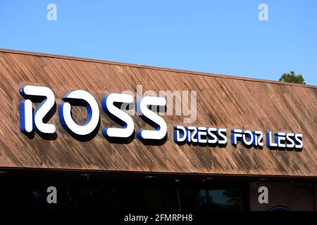 Ross Dress For Less sign above the storefront of discount department chain store - San Jose, California, USA - 2021 Stock Photo