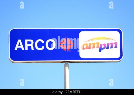 ARCO ampm sign and logo advertises gas station and a convenience chain store location on interstate highway, - Sacramento, California, USA - 2021 Stock Photo