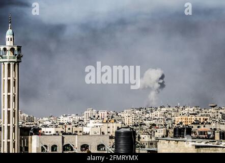 Gaza, Palestine. 11th May, 2021. Smoke seen over Gaza City after an Israeli air strike. The Ministry of Health in Gaza announced that at least 26 people, including nine children, were killed. Credit: SOPA Images Limited/Alamy Live News Stock Photo