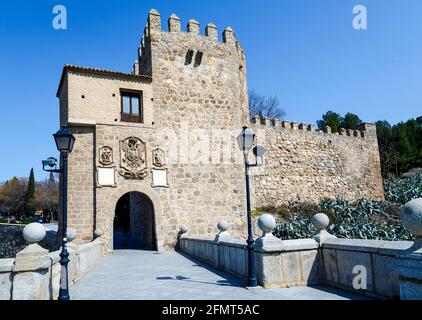 Toledo Spain, Puente de San Martin, Detail imperial shield flanked by two seated statues of kings Stock Photo