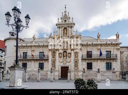 Baroque facade (1715) of the university building in Valladolid, Spain, designed by the Carmelite Fray Pedro de la Visitacion, with the emblem of the U Stock Photo