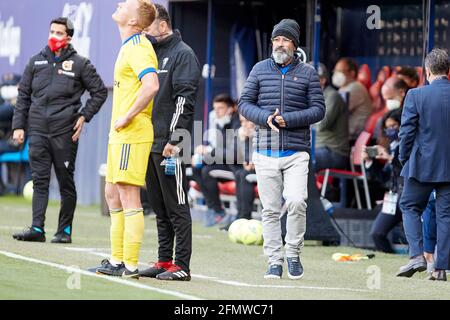 Pamplona, Spain. 11th May, 2021. The referee gives a yellow card to Budimir  during the Spanish La Liga Santander match between CA Osasuna and Cádiz CF  at the Sadar stadium.(Finale Score; CA