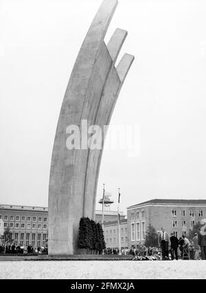 geography / travel, Germany, Berlin, Tempelhof Airport, Berlin Airlift Monument, by Eduard Ludwig, ADDITIONAL-RIGHTS-CLEARANCE-INFO-NOT-AVAILABLE Stock Photo