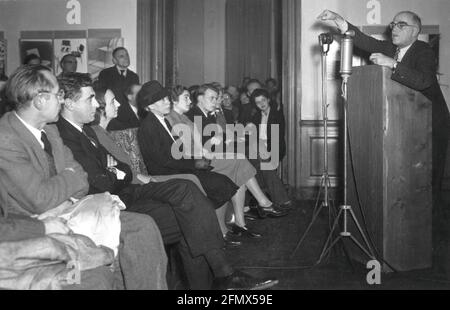 Wilder, Thornton, 17.4.1897 - 7.12.1975, US writer, scene, during a lecture at the America House, ADDITIONAL-RIGHTS-CLEARANCE-INFO-NOT-AVAILABLE Stock Photo