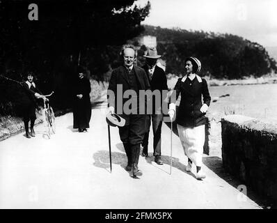 Hauptmann, Gerhart, 15.11.1862 - 6.6.1946, German author/writer, full length, with his wife and sons, ADDITIONAL-RIGHTS-CLEARANCE-INFO-NOT-AVAILABLE Stock Photo