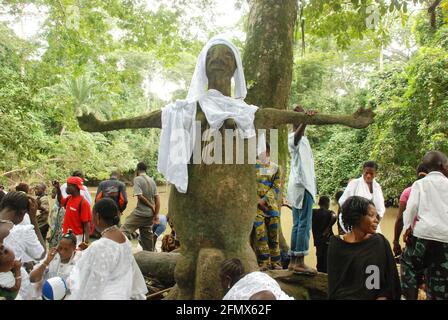 Osun Osogbo, Osun Sacred Grove and River: Osun shrine by the river Stock Photo