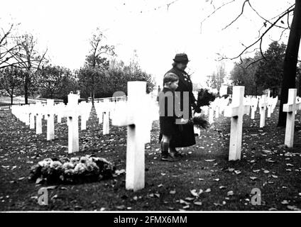 death, cemetery, mourning woman with child on American military cemetery, near Paris, 1.11.1936, ADDITIONAL-RIGHTS-CLEARANCE-INFO-NOT-AVAILABLE Stock Photo