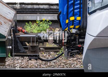 Adaptor coupling between barrier wagon and CAF Class 197 Diesel Multiple Unit train 197002 for Transport For Wales in due course Stock Photo