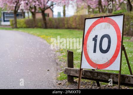 Speed sign stating maximum speed of 10mph Stock Photo