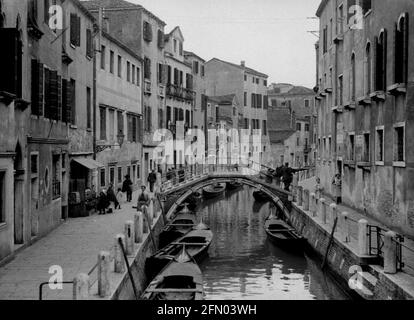 AJAXNETPHOTO. c.1908 -14. VENICE, ITALY. - GRAND TOUR ALBUM; SCANS FROM ORIGINAL IMPERIAL GLASS NEGATIVES -  ON OF MANY CANALS. PHOTOGRAPHER: UNKNOWN. SOURCE: AJAX VINTAGE PICTURE LIBRARY COLLECTION.CREDIT: AJAX VINTAGE PICTURE LIBRARY. REF; 1900 4 12 Stock Photo
