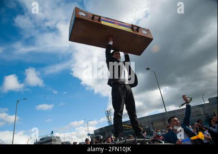 Bogota, Cundinamarca, Colombia. 12th May, 2021. A demonstrator carries a coffin with the message ''They are killing us'' as Bogota, Colombia enters its third week of antigovernment protests against president Ivan Duque Marquez and the deaths that sum up to 40 in Police Brutality cases during the National Strike, On May 12, 2021. Credit: Chepa Beltran/LongVisual/ZUMA Wire/Alamy Live News Stock Photo