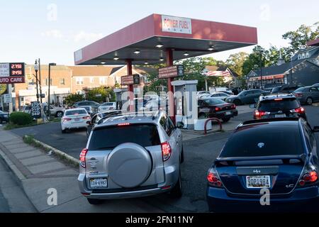 Washington, USA. 12th May, 2021. Cars line up for fuel at a gas station in Arlington, Virginia, the United States, May 12, 2021. The U.S. national average gas prices rose above 3 U.S. dollars a gallon on Wednesday for the first time since 2014 amid the shutdown of a major fuel pipeline following a cybersecurity attack. Credit: Liu Jie/Xinhua/Alamy Live News Stock Photo