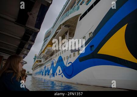 AIDAperla is in the Port Hamburg. AIDAperlaa cruise ship of AIDA Cruises, which was built by Mitsubishi Shipbuilding at their shipyard in Nagasaki,. Stock Photo